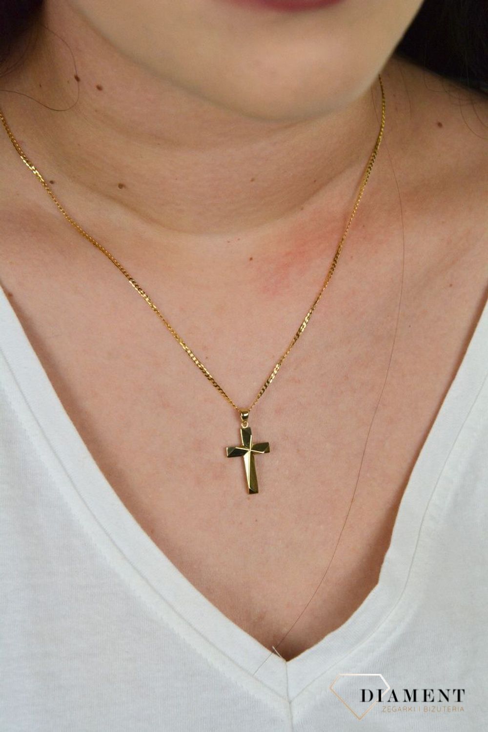 Złota zawieszka na łańcuszek krzyżyk z trójwymiarową powierzchnią. ZA 3837B.jpg